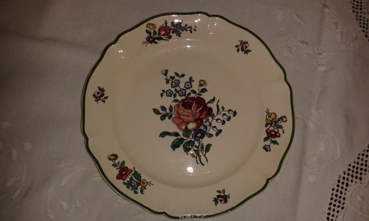 plato blanco con el diseño de flores y rosas 