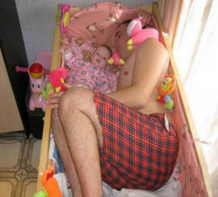 hombre dormido en la cuna de su bebé 