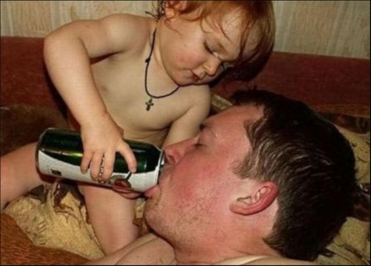 bebé dándole de tomar a su padre una bebida en lata 