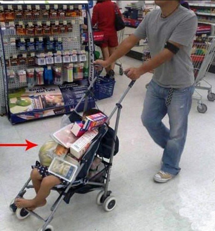 hombre llevando a su bebé con las compras del super sobre su hijo 