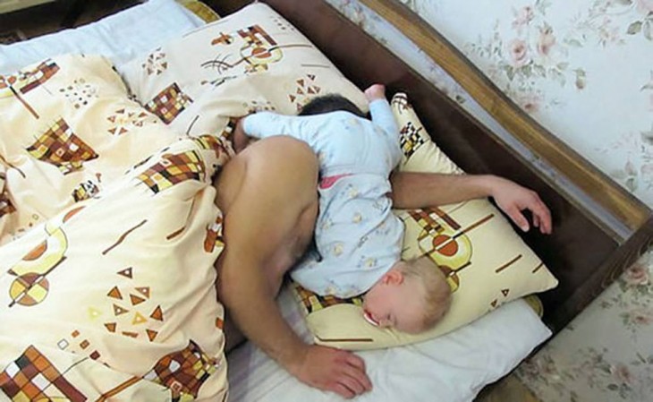 hombre dormido con su bebé sobre su cara 