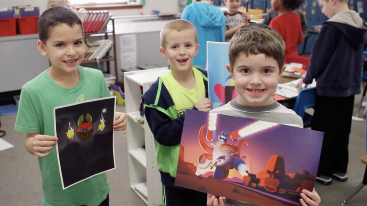 Niños mostrando sus dibujos recreados por el proyecto monster 