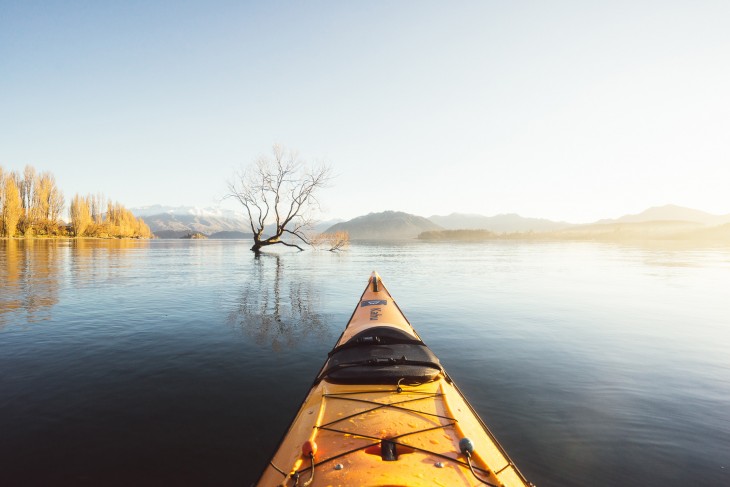 Parte de una lancha sobre el lago Wanaka 