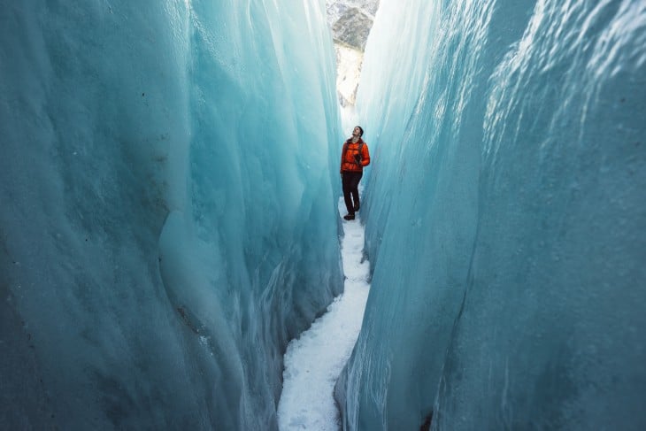 Hombre en medio del glaciar Franz Josef en Nueva Zelanda 