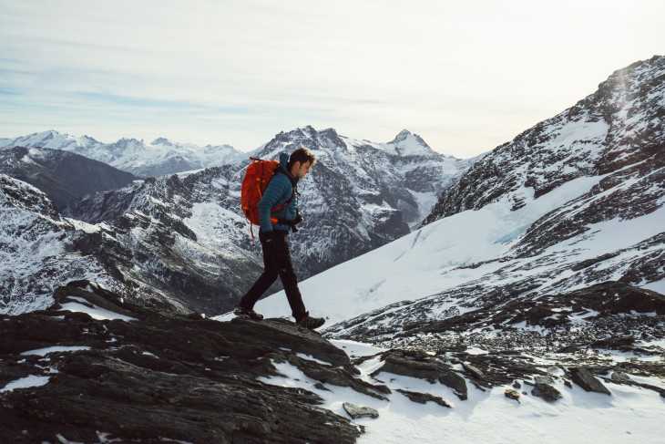 Hombre caminando sobre el Parque Nacional del Monte Aspirin, Nueva Zelanda 