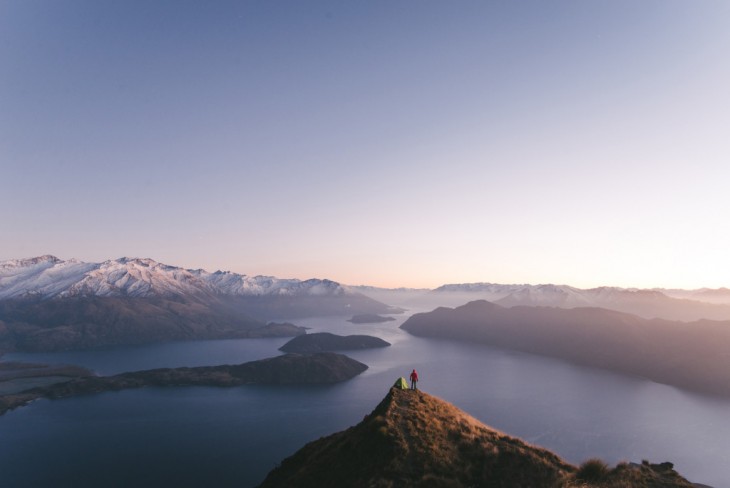 Acampar en la Cima de Roys Peak, Lago Wanaka en Nueva Zelanda 