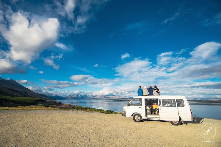 Fotógrafo Johan Lolos con sus amigos sobre una van blanca cerca de un mar 