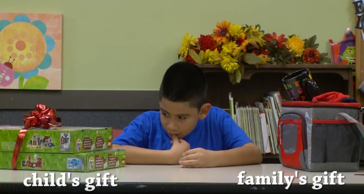 niño escogiendo entre un regalo para él o uno para su familia 