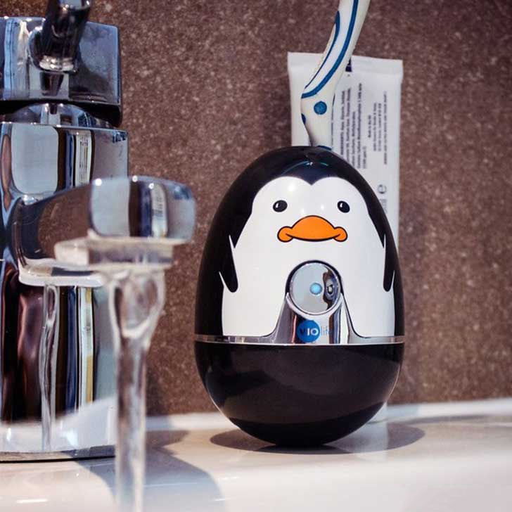Aparato que desinfecta los cepillos de dientes en forma de pingüino.