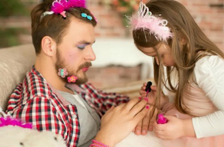 niña pintando las uñas de su padre 