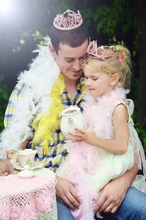 hombre cargando a su niña vestida de princesa 
