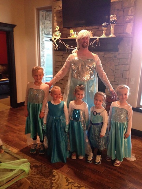hombre detrás de sus hijas vestidos de la princesa Elsa "Frozen" 
