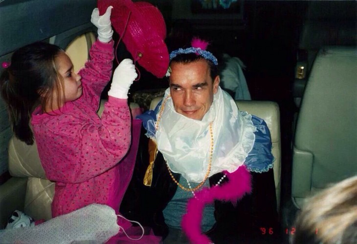 Arnold Schwarzengger siendo disfrazado por su hija Christina