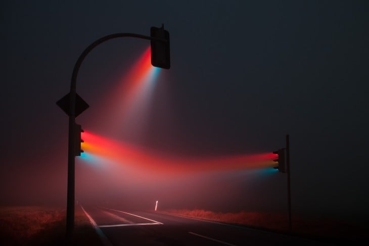 semáforos con luces de colores en una carretera 