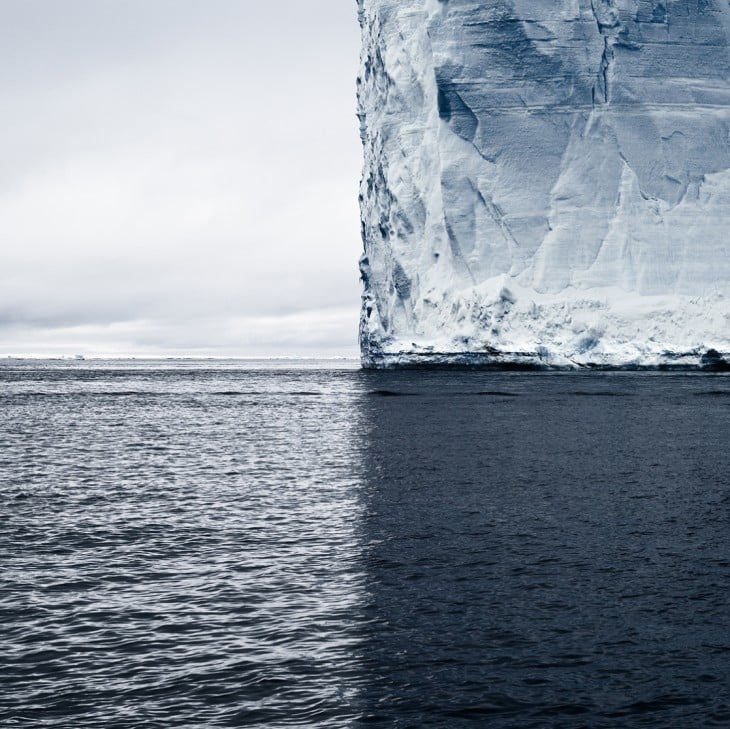 Imagen de un mar cerca de una iceberg 