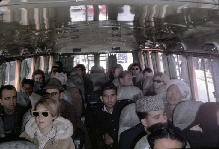 personas abordando un autobús en Afganistán, 1960 