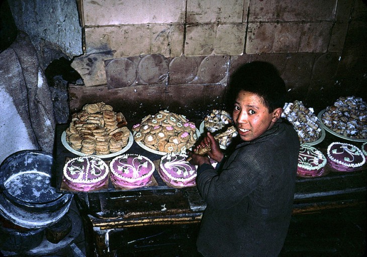Niño con una mesa de pasteles en Afganistán, 1960 