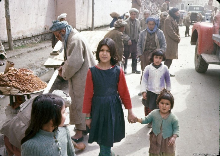 Personas caminando en las calles de Afganistán en el año de 1960