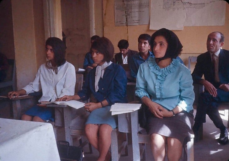 Chicas estudiantes en Afganistán, 1960