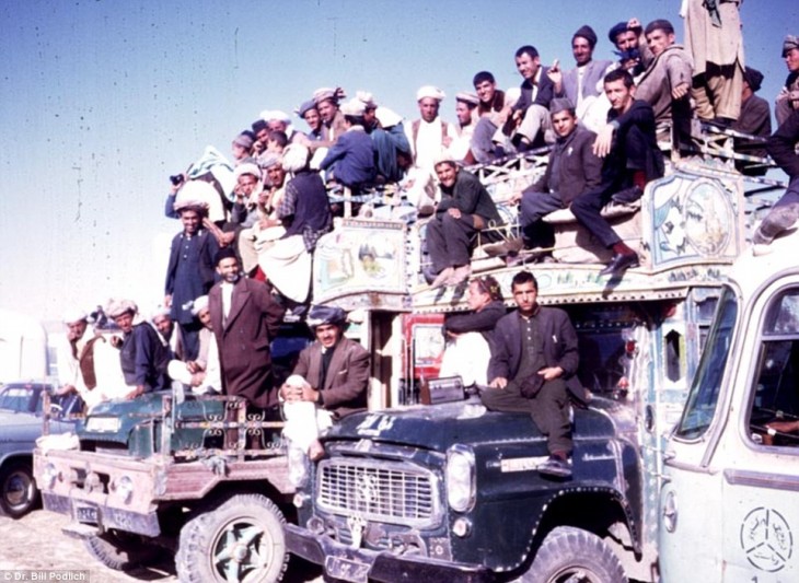 afganos arriba de camiones en la década de 1960