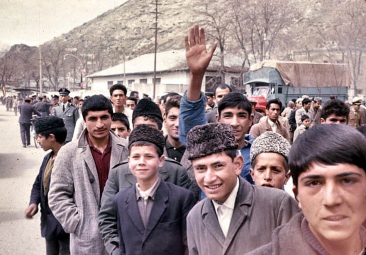 Afganos saludando en una fotografía en la década de 1960 