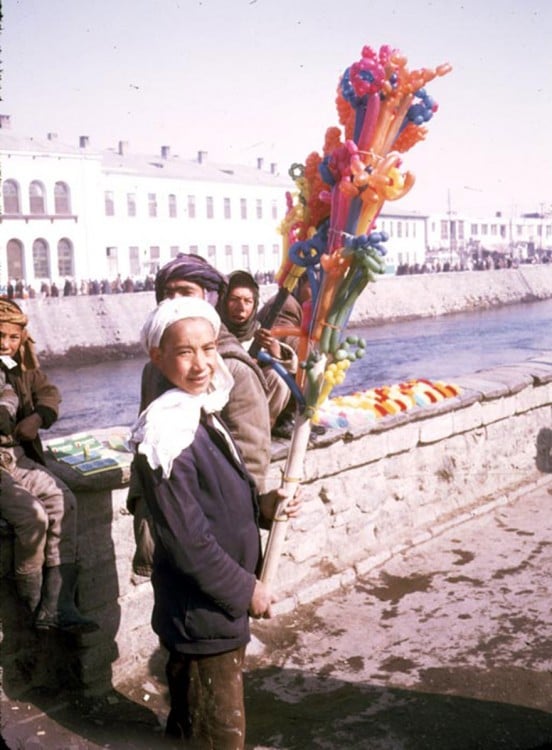 Niño vendiendo globos en las calles de Afganistán, 1960 