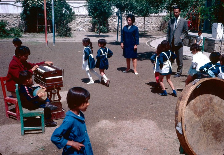 niños en el patio de una escuela en Afganistán, 1960 