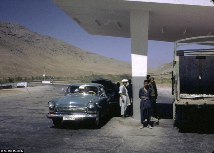 Afganos en una central de autobuses en Afganistán, 1960 