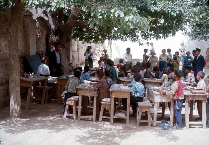 Niños estudiando al aire libre en Afganistán, 1960 