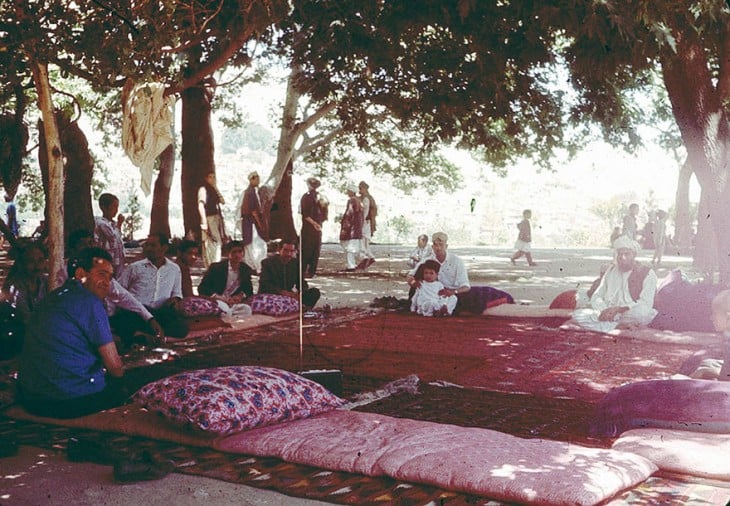 Personas en Afganistán con camas al aire libre en 1960 