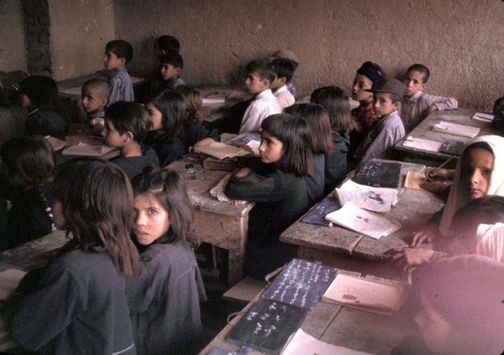 Niños estudiando en una clase de Afganistán, 1960 