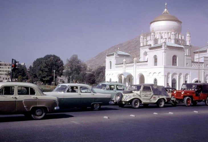 Carros circulando en las calles de Afganistán, 1960 