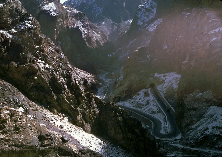 Carretera entre las montañas en Afganistán, 1960 