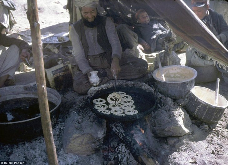 Afgano haciendo de comer a sus hijos en 1960 