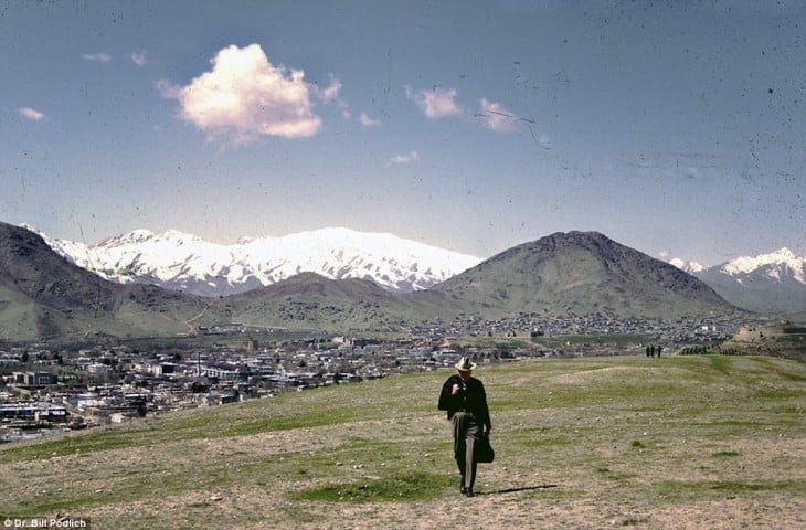 hombre caminando en los campos de Afganistán, 1960 