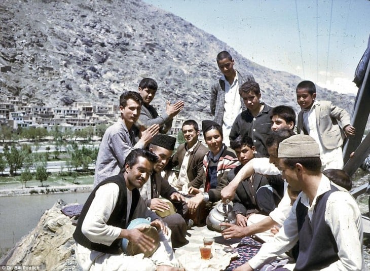 Afganos reunidos al aire libre en 1960 
