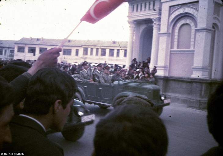 hombres mirando un desfile de soldados en Afganistán, 1960 