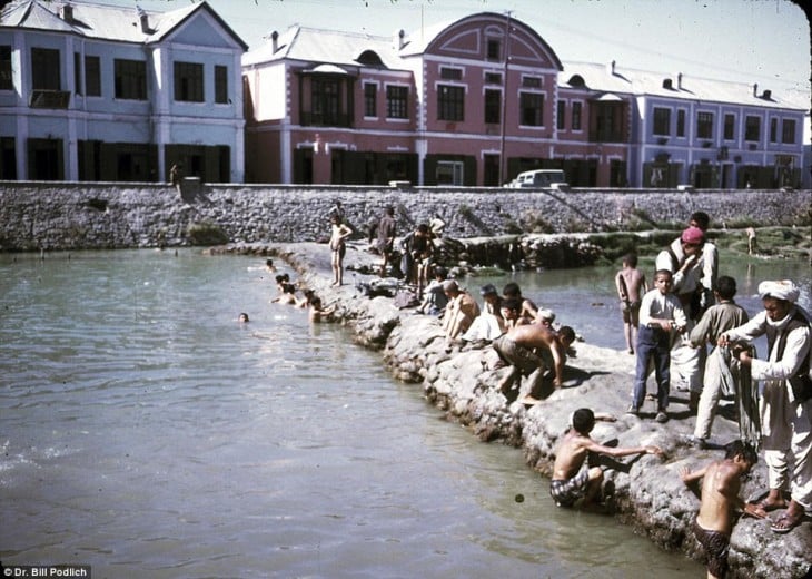 Personas en un río de Afganistán en el año de 1960