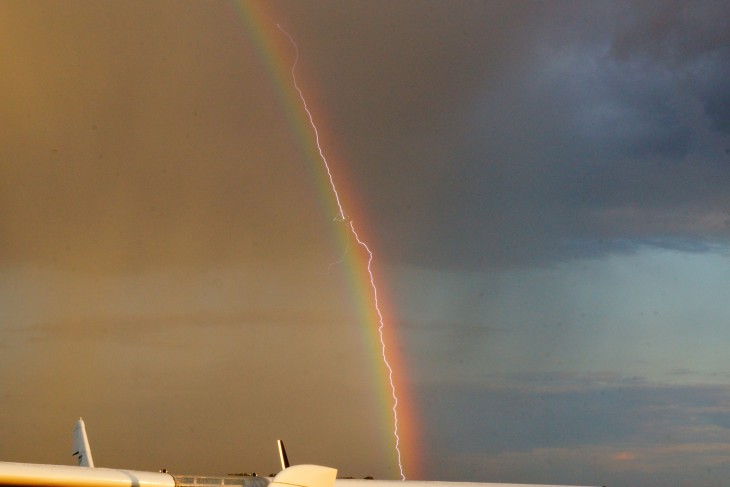 trueno que separa un cielo soleado de un cielo parcialmente nublado 