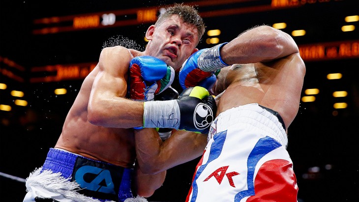 imagen tomada en el momento en que un boxeador golpea a otro durante una pelea 