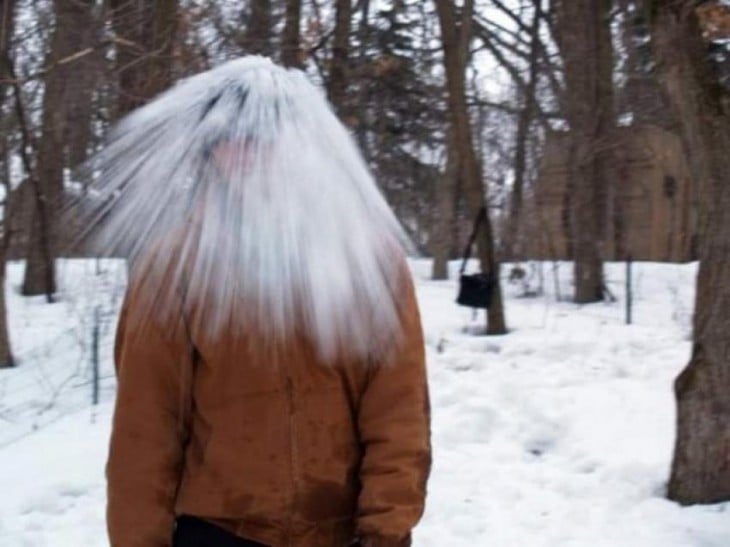 foto en el momento exacto en que a un chico le cae nieve en la cabeza 