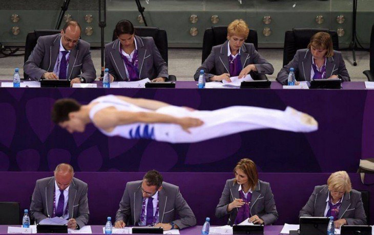 foto del momento preciso en el que un gimnasta salta en una competencia 