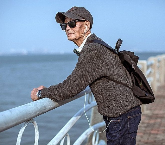 Anciano chino de 85 años recargado en un muelle de Xiamen 