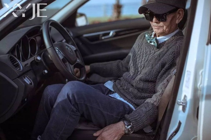 Ding Guoliang bajándose de un coche durante una sesión de fotos 