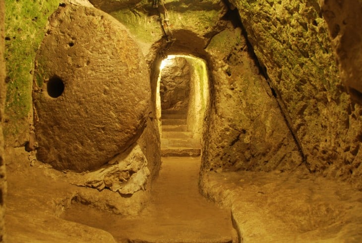 escaleras y túneles dentro de la ciudad subterránea en una provincia de Turquía
