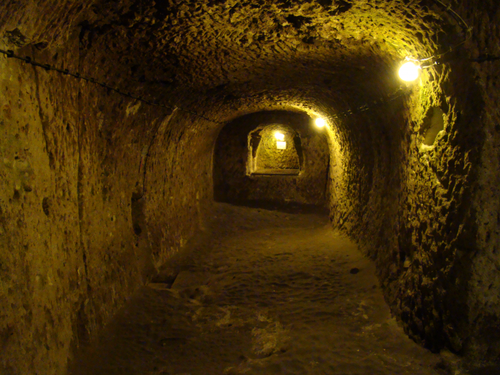 recorrido por un túnel dentro de la ciudad subterránea Derinkuyu 