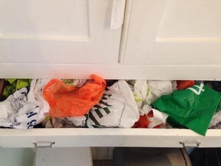 cajón de cocina lleno con bolsas de plástico 