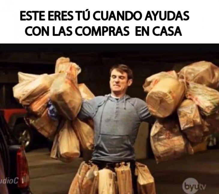 meme de un chico que va cargando muchas bolsas con las compras del super