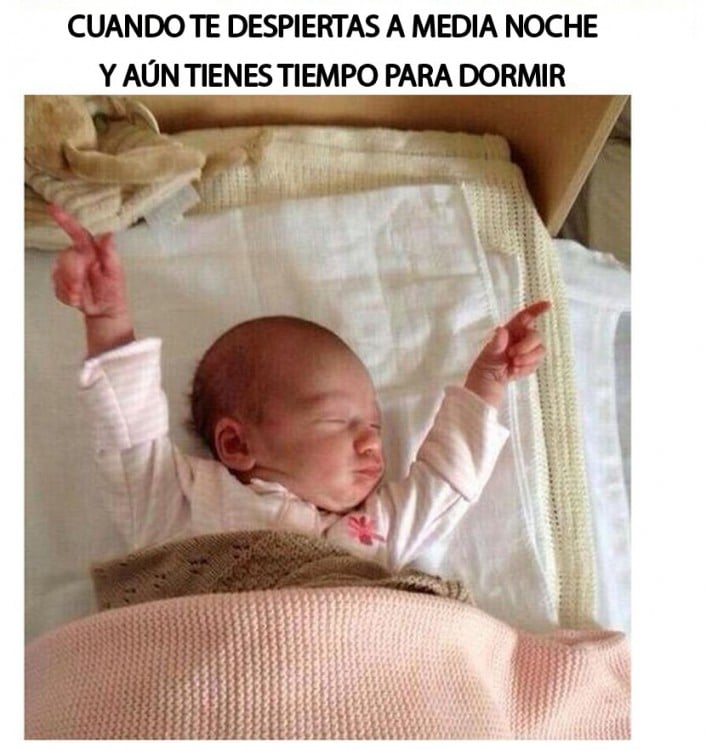 meme de un bebé levantando las manos porque aún tiene tiempo para dormir 