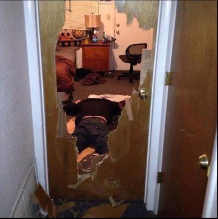 hombre tirado en el piso después de atravesar una puerta 